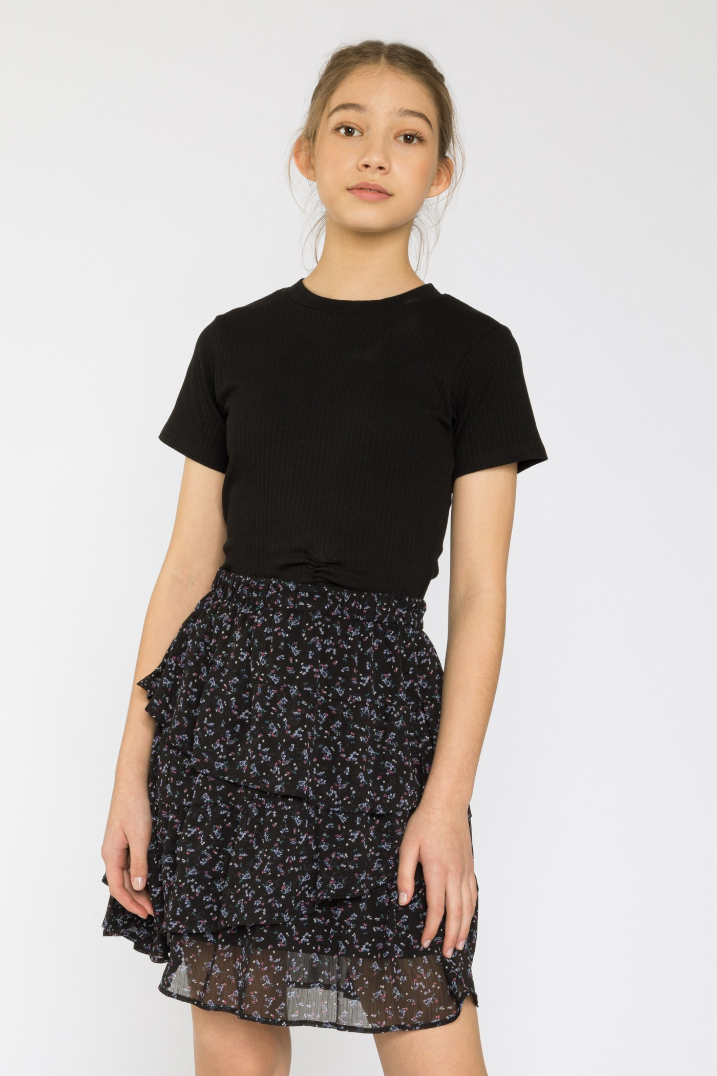 Czarna spódnica dla dziewczyny z falbanami w kwiaty