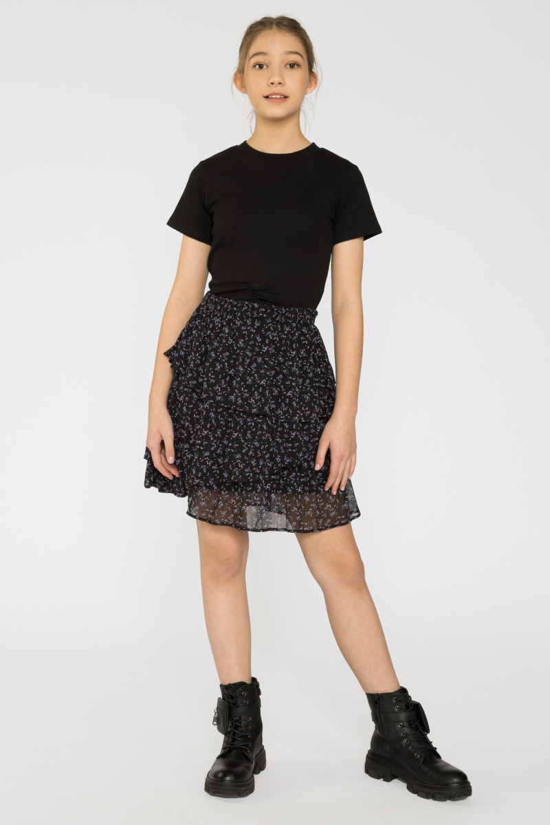 Czarna spódnica dla dziewczyny z falbanami w kwiaty