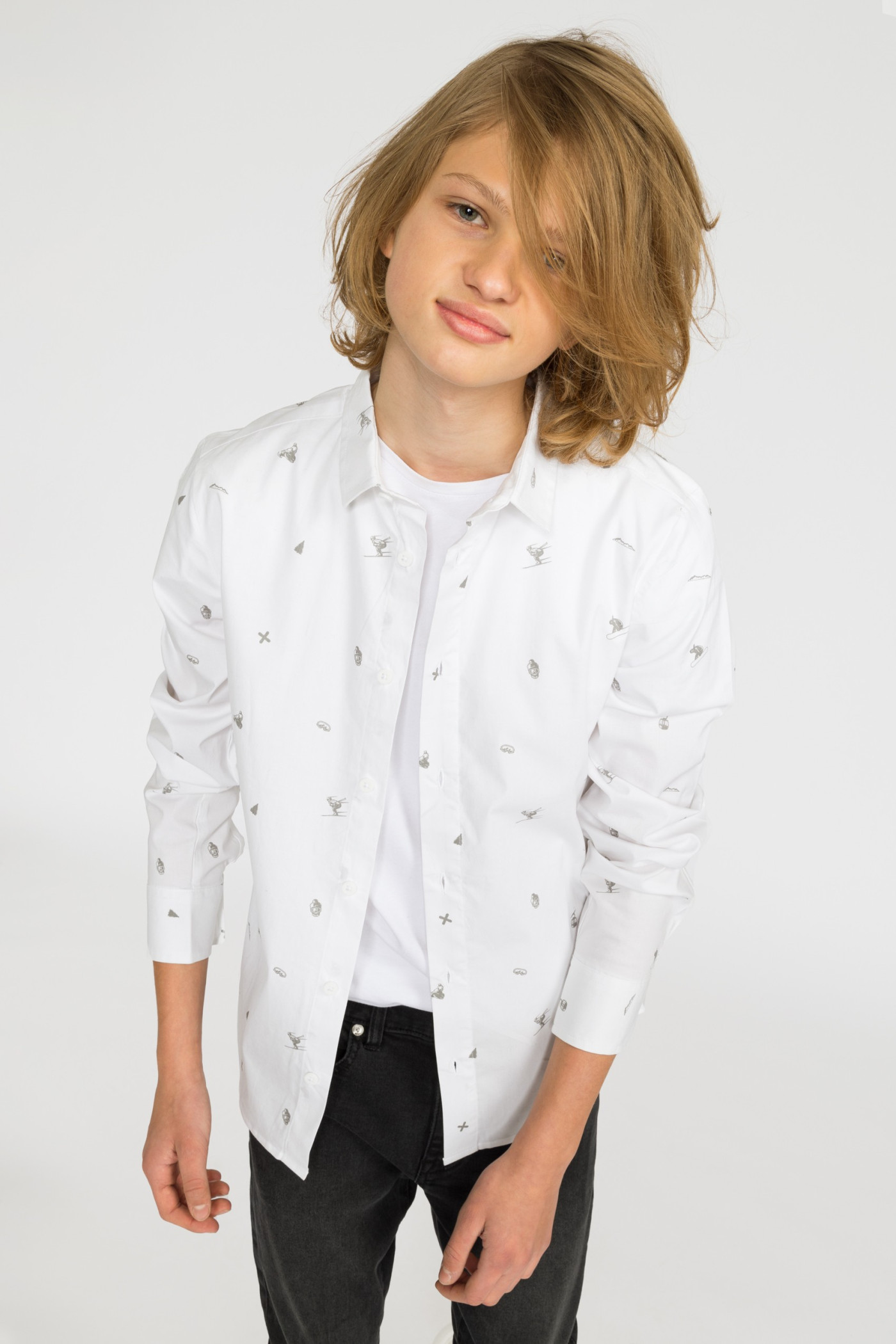 Biała koszula w zimowy wzór dla chłopaka