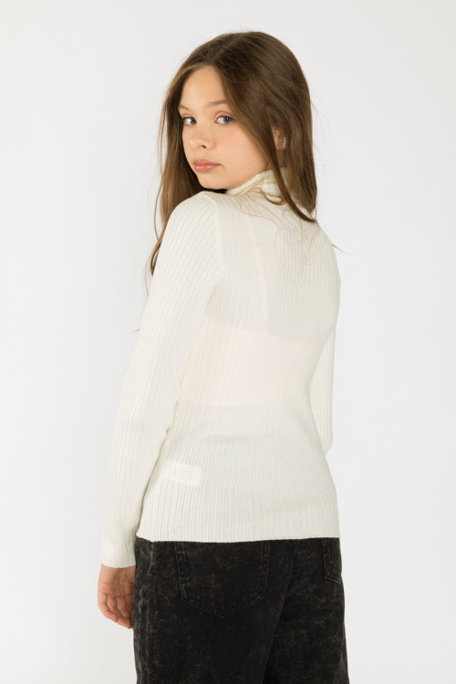 Kremowy prążkowany golf dla dziewczyny