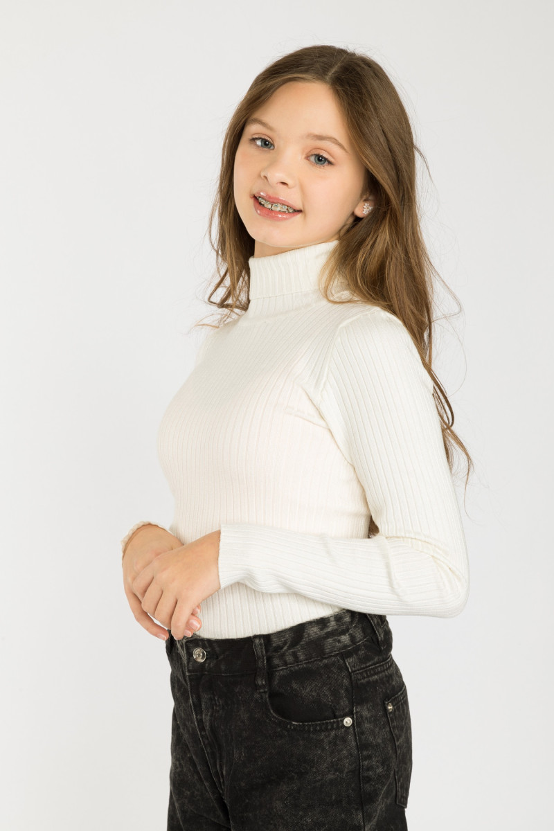 Kremowy prążkowany golf dla dziewczyny