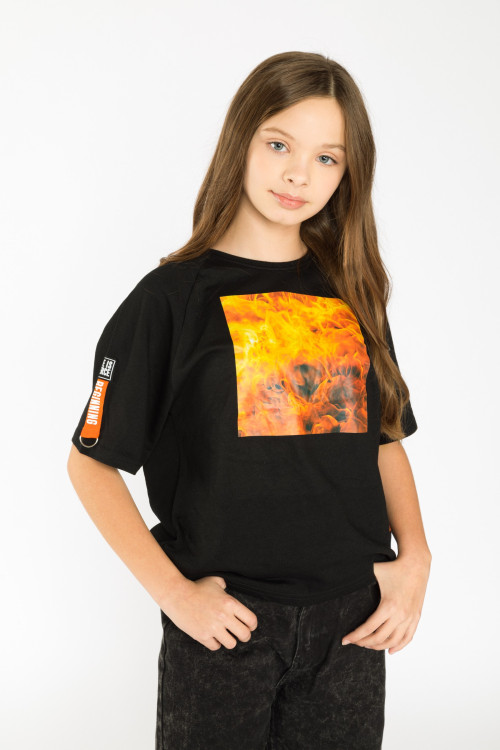 Czarny T-shirt dla dziewczyny z nadrukiem i aplikacją na rękawie FIRE