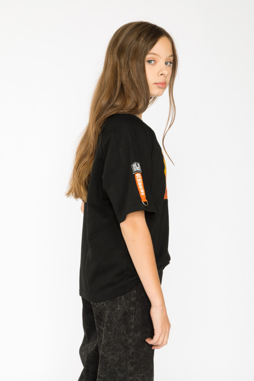 Czarny T-shirt dla dziewczyny z nadrukiem i aplikacją na rękawie FIRE