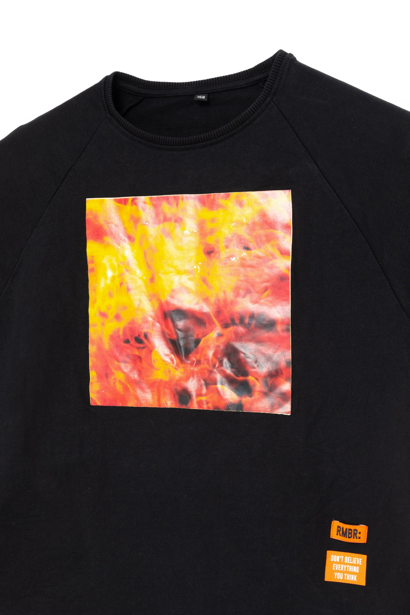 Czarny T-shirt dla dziewczyny z nadrukiem i aplikacją na rękawie FIRE