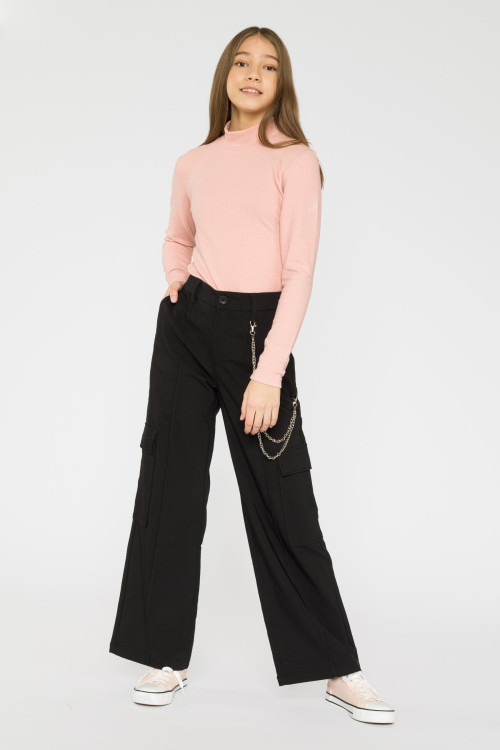 Czarne rozszerzane spodnie dla dziewczyny z kieszeniami cargo i łańcuszkiem