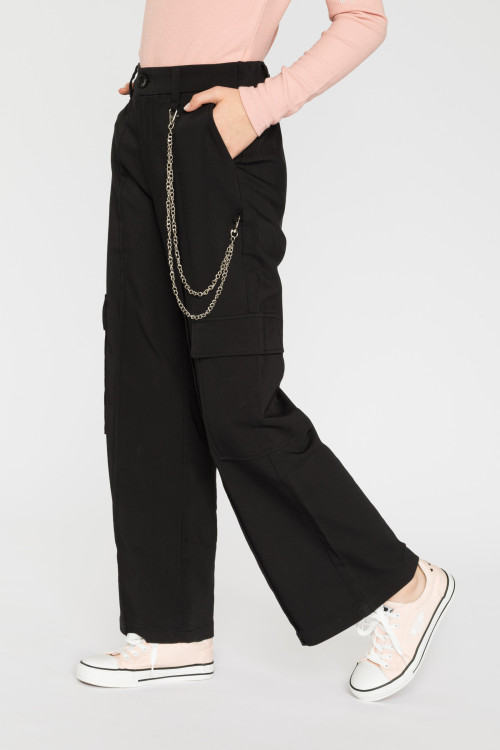 Czarne rozszerzane spodnie dla dziewczyny z kieszeniami cargo i łańcuszkiem