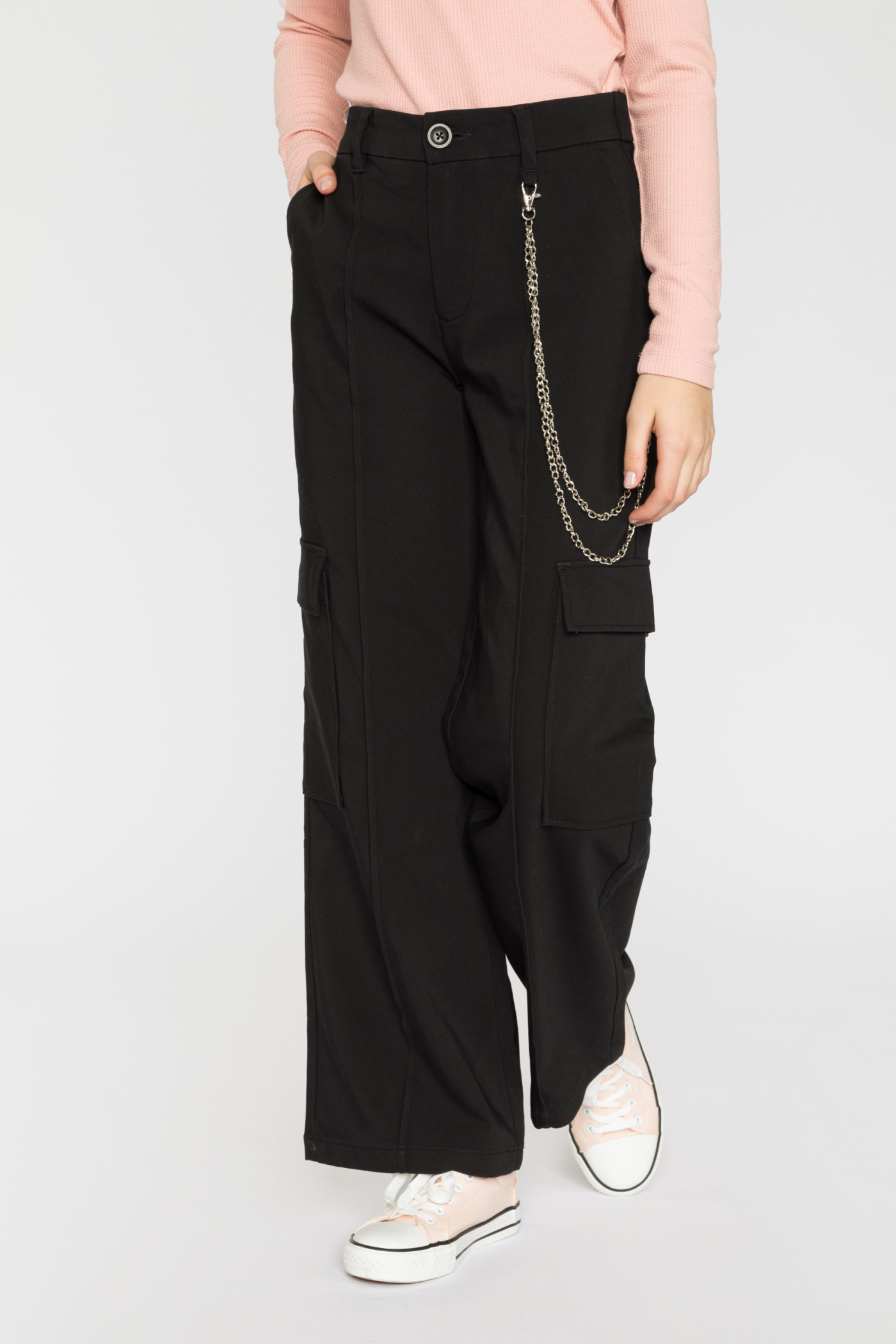 Czarne rozszerzane spodnie dla dziewczyny z kieszeniami cargo i łańcuszkiem