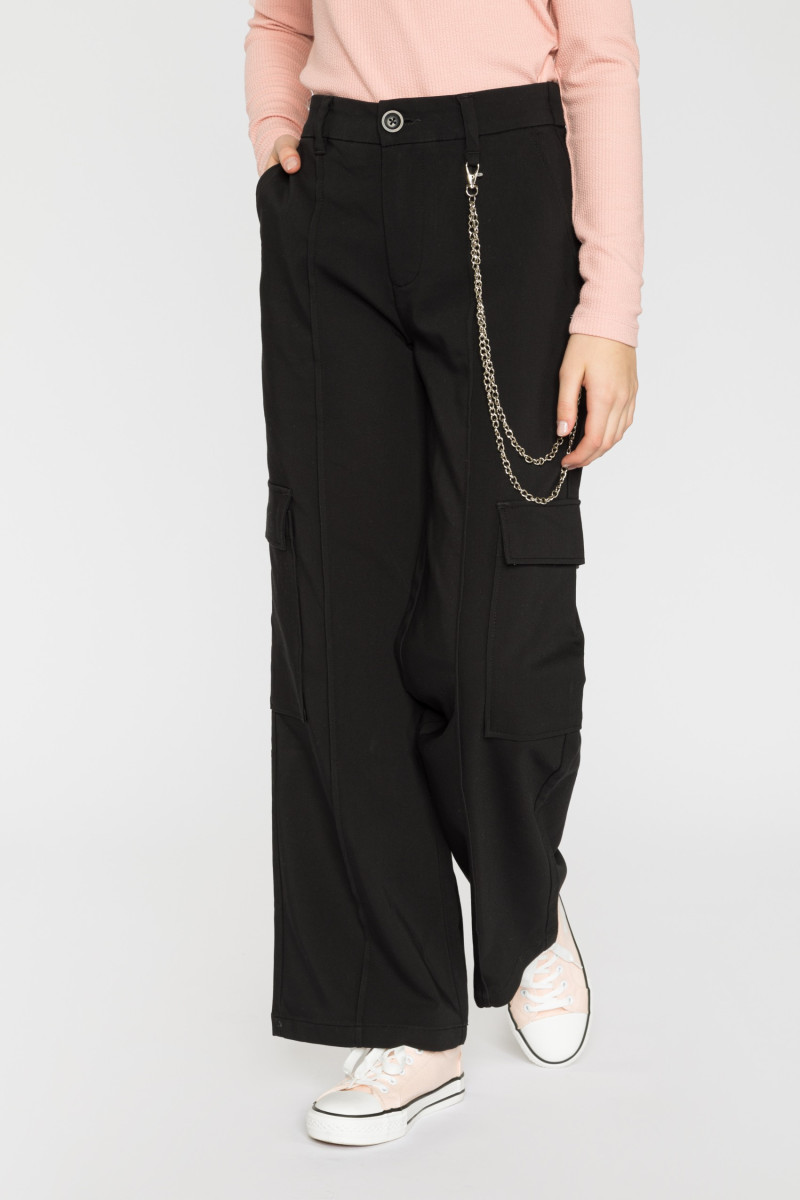 Czarne rozszerzane spodnie dla dziewczyny z kieszeniami cargo i łańcuszkiem