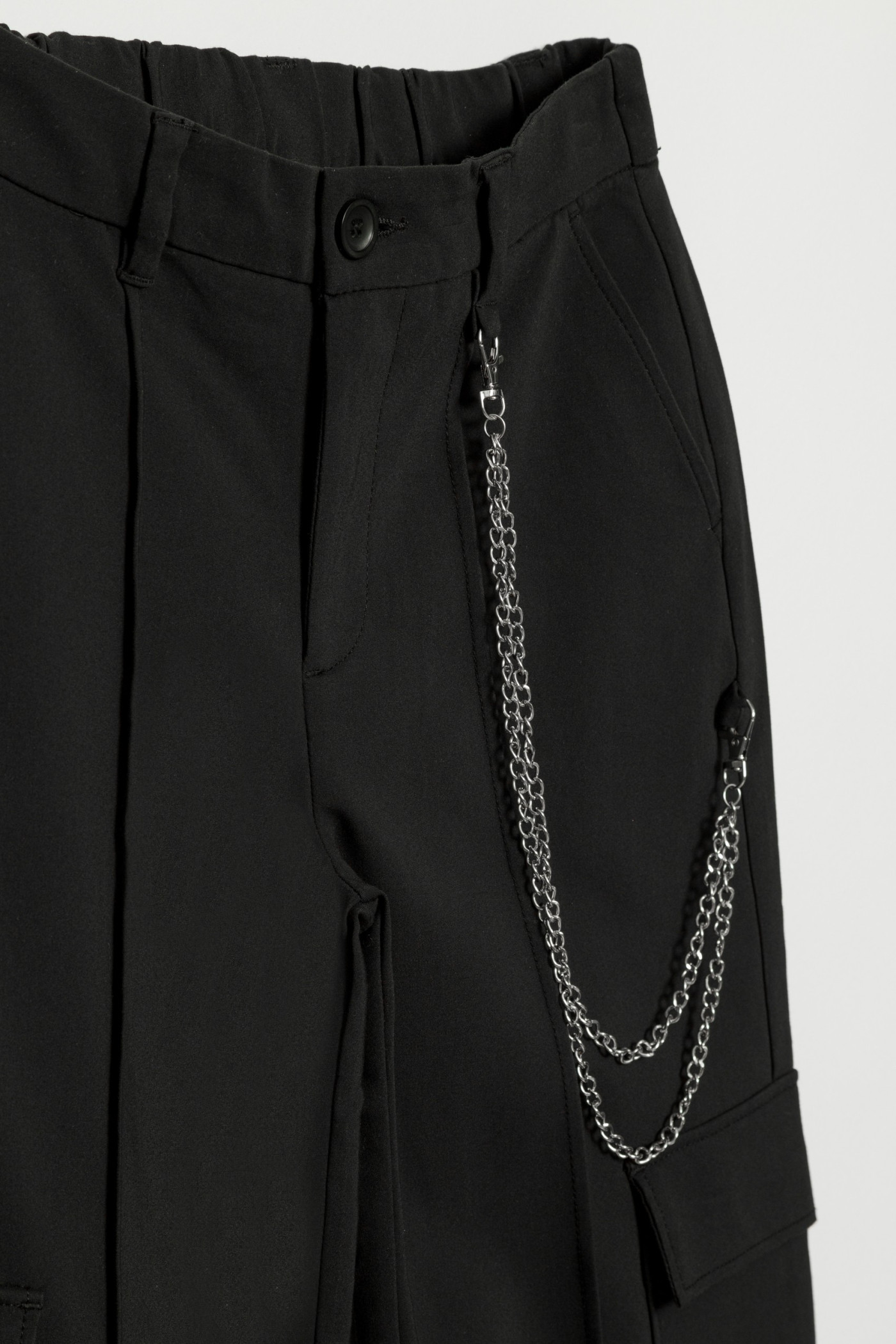 Czarne rozszerzane spodnie dla dziewczyny z kieszeniami cargo i łańcuszkiem