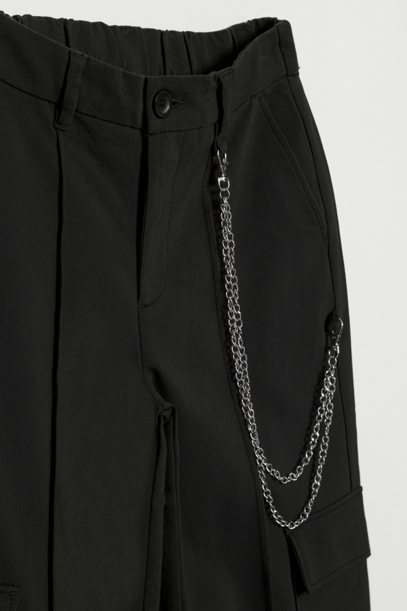Czarne rozszerzane spodnie dla dziewczyny z kieszeniami cargo i łańcuszkiem