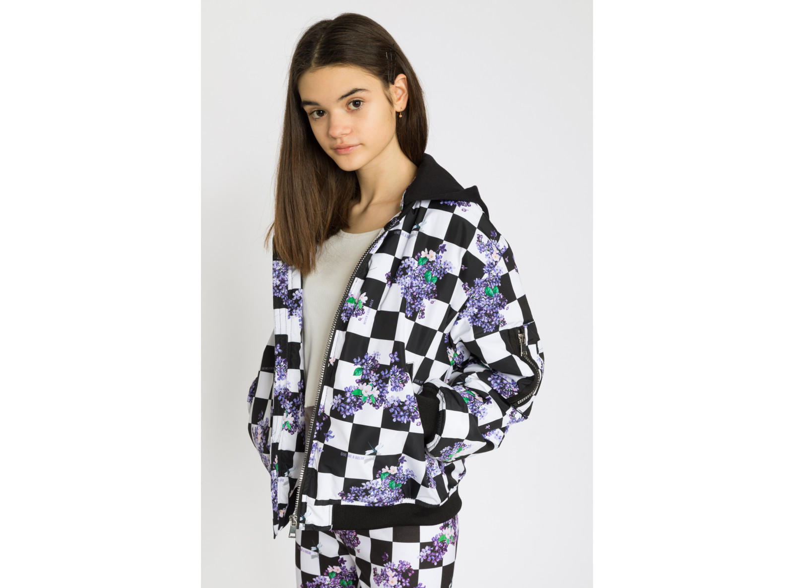 Wzorzysta kurtka przejściowa typu bomber z odpinanym kapturem