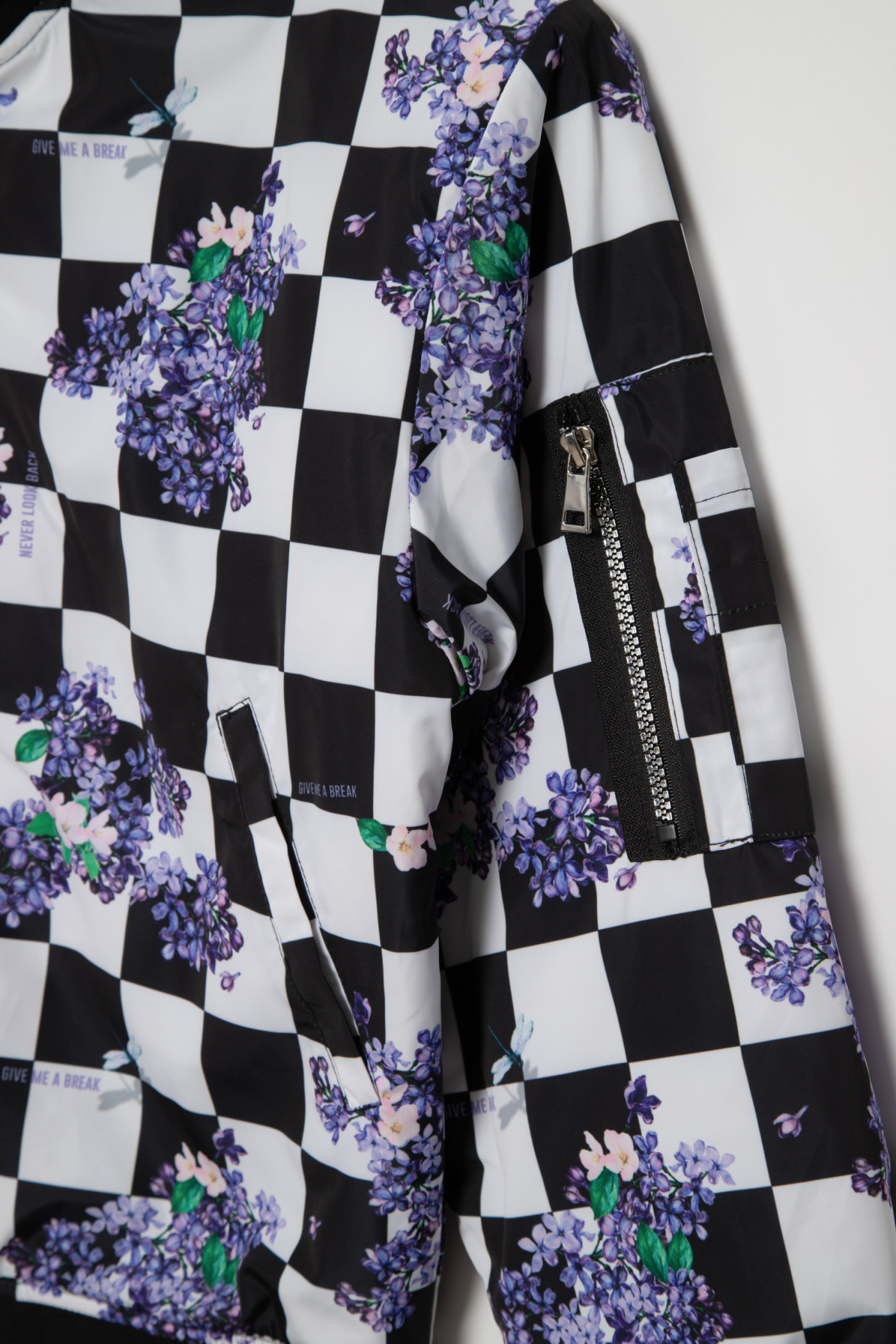 Wzorzysta kurtka przejściowa typu bomber z odpinanym kapturem