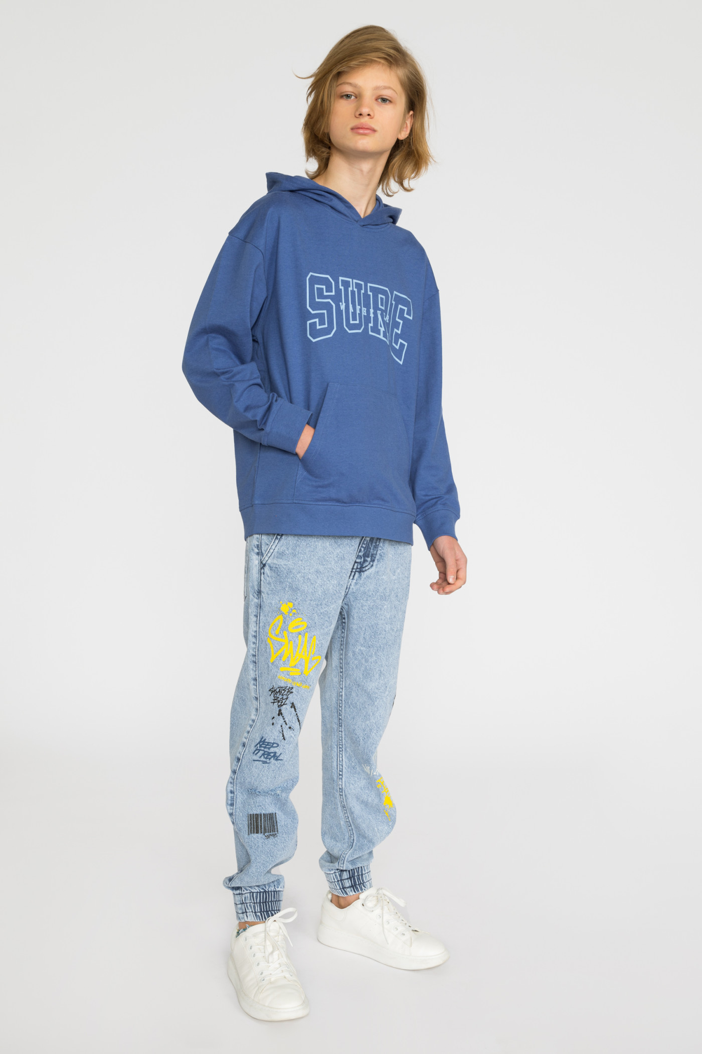 Niebieskie jeansy typu jogger z nadrukami dla chłopaka