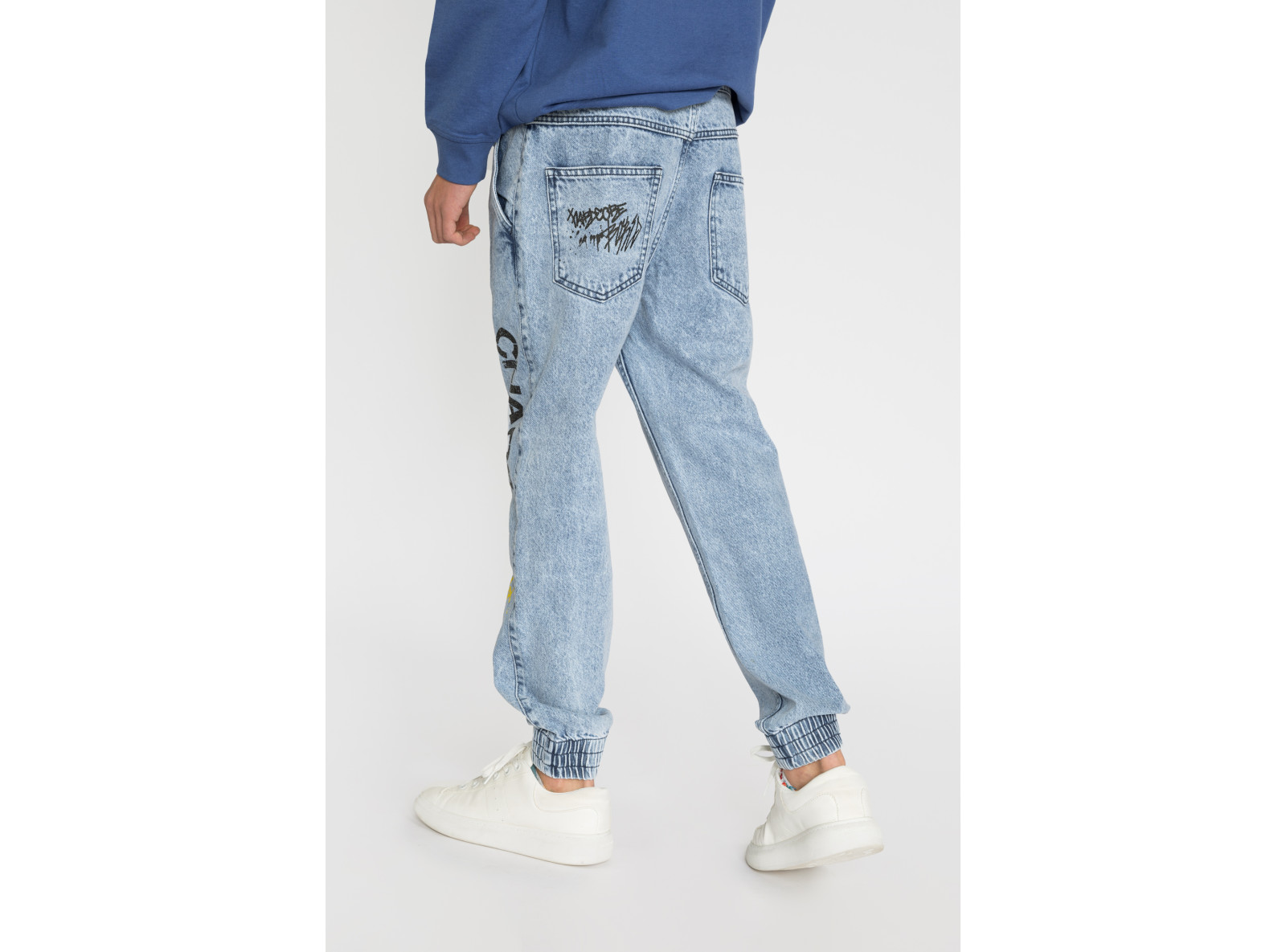 Niebieskie jeansy typu jogger z nadrukami dla chłopaka