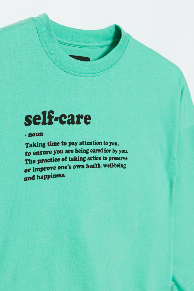 Miętowa bluza z nadrukiem SELF CARE dla dziewczyny