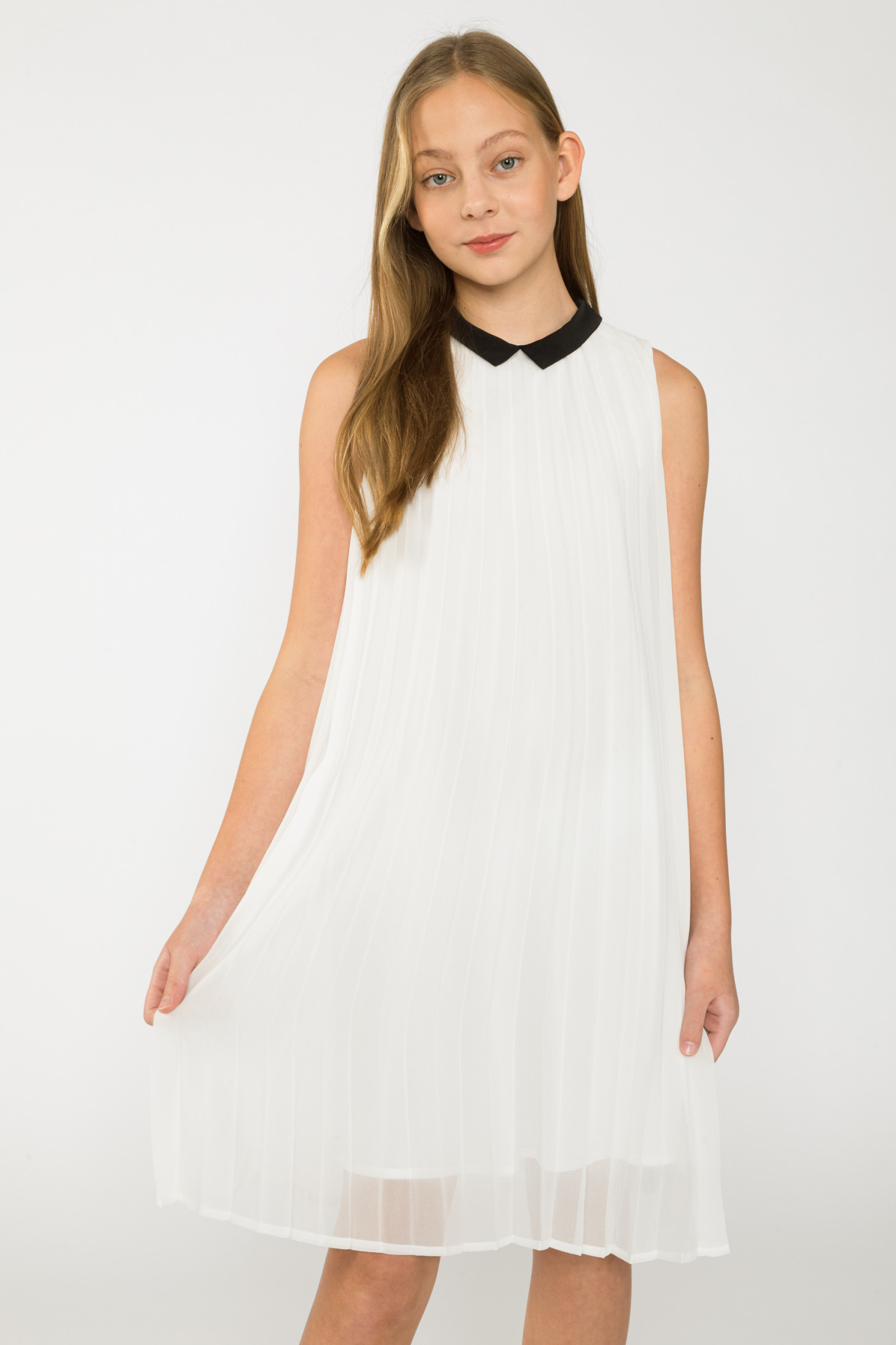 Biała plisowana sukienka z kołnierzykiem dla dziewczyny