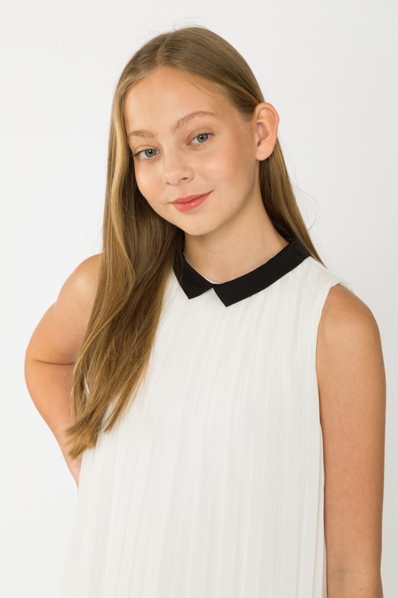 Biała plisowana sukienka z kołnierzykiem dla dziewczyny, biały