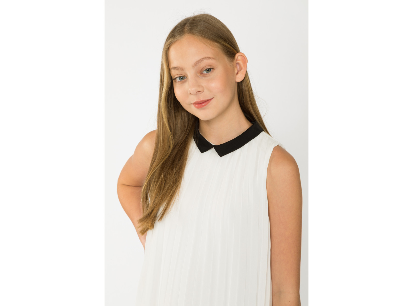 Biała plisowana sukienka z kołnierzykiem dla dziewczyny