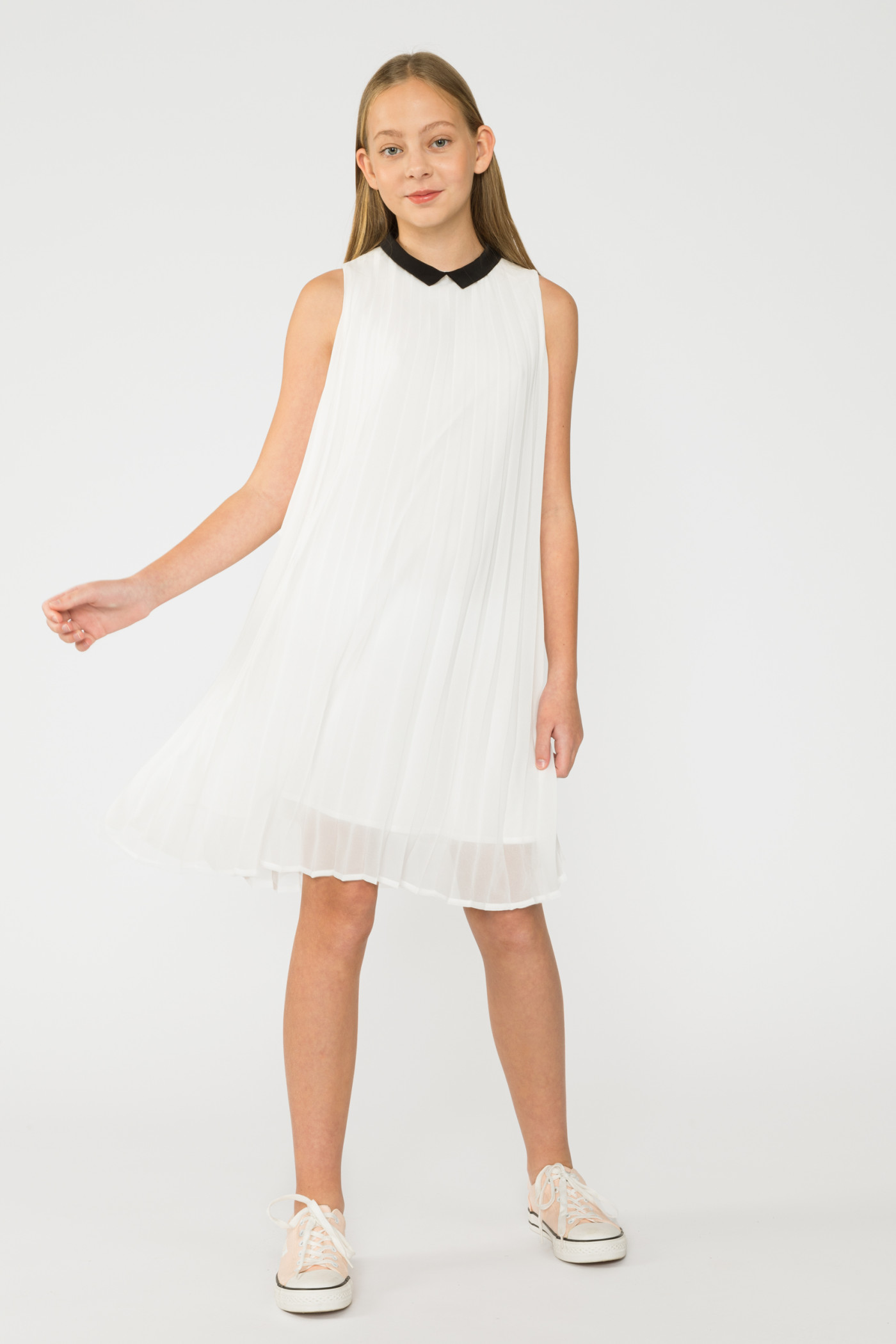 Biała plisowana sukienka z kołnierzykiem dla dziewczyny