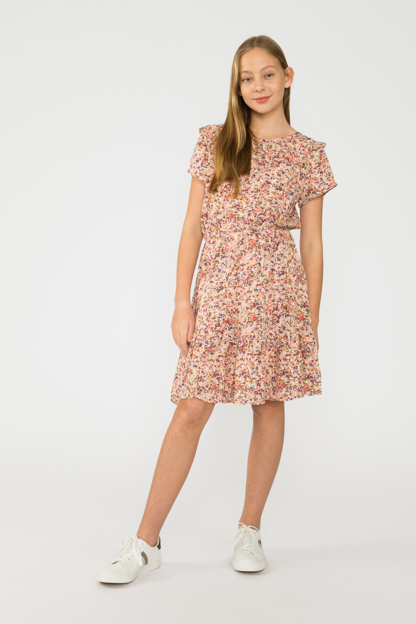 Różowa sukienka z falbanami w kwiaty dla dziewczyny