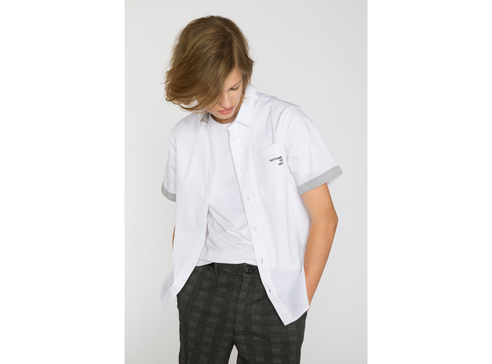 Biała koszula z krótkim rękawem i ozdobnymi mankietami dla chłopaka