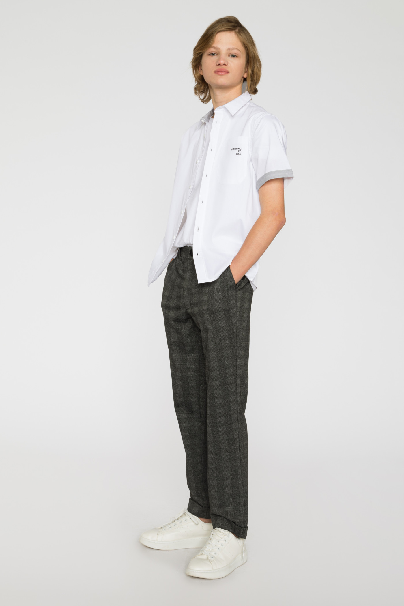 Biała koszula z krótkim rękawem i ozdobnymi mankietami dla chłopaka