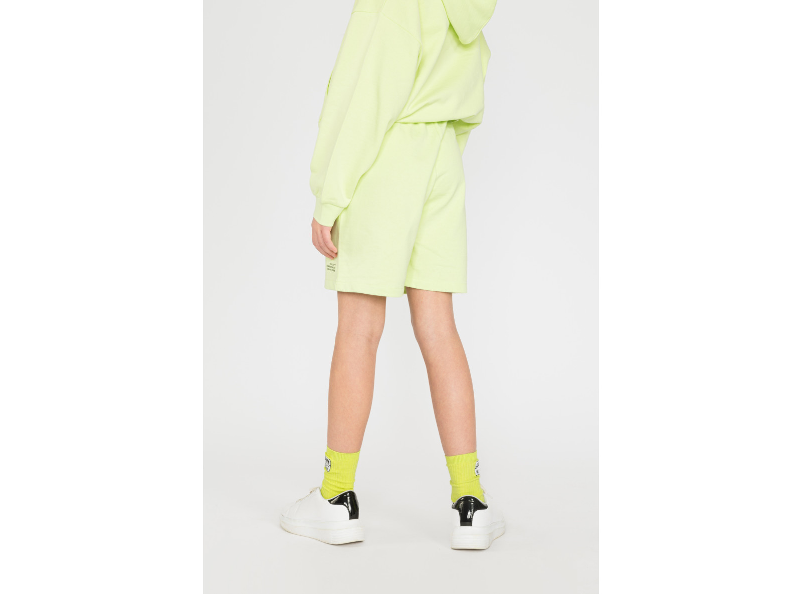 Krótkie limonkowe dresowe spodenki dla dziewczyny