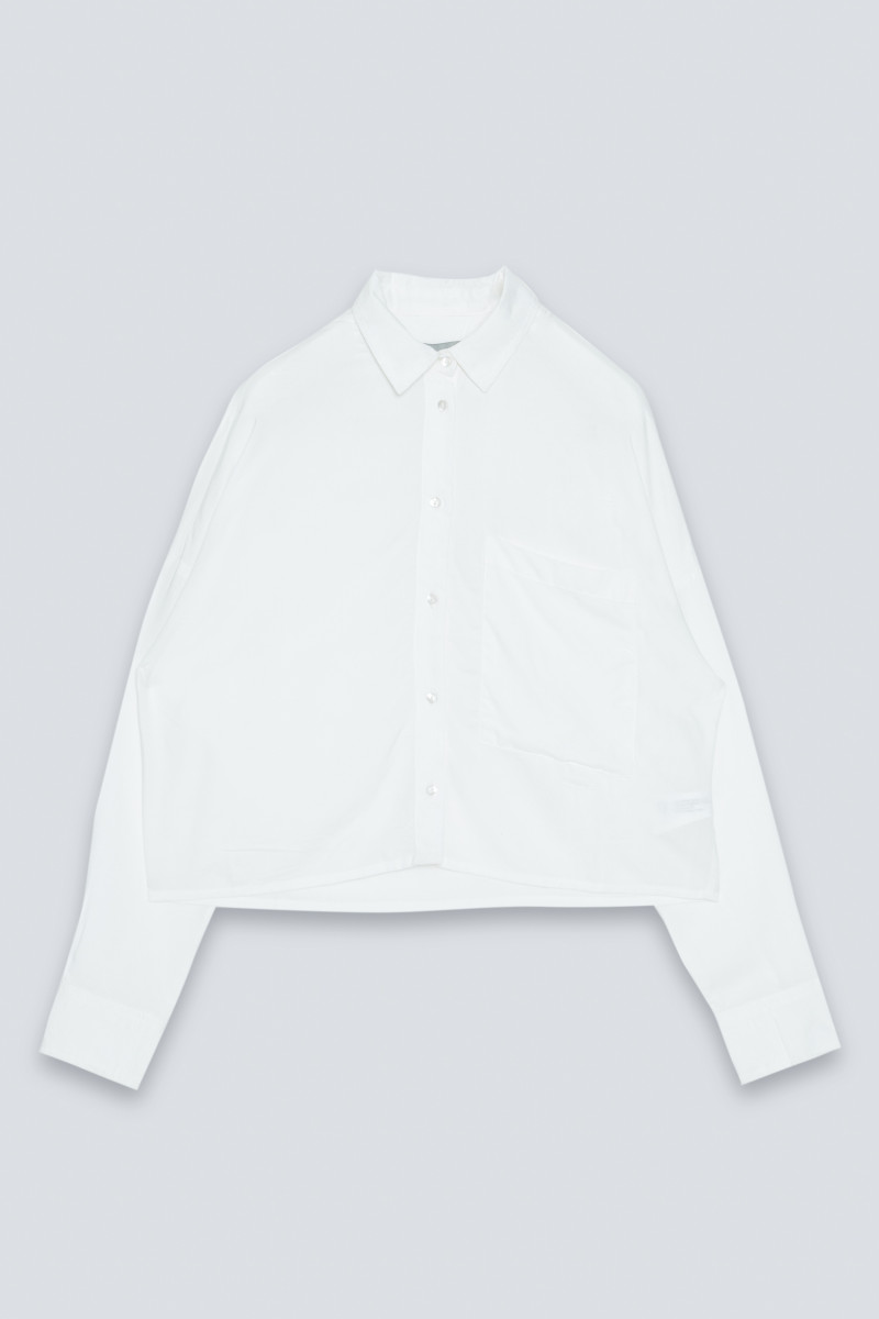 Biała koszula oversize z długim rękawem