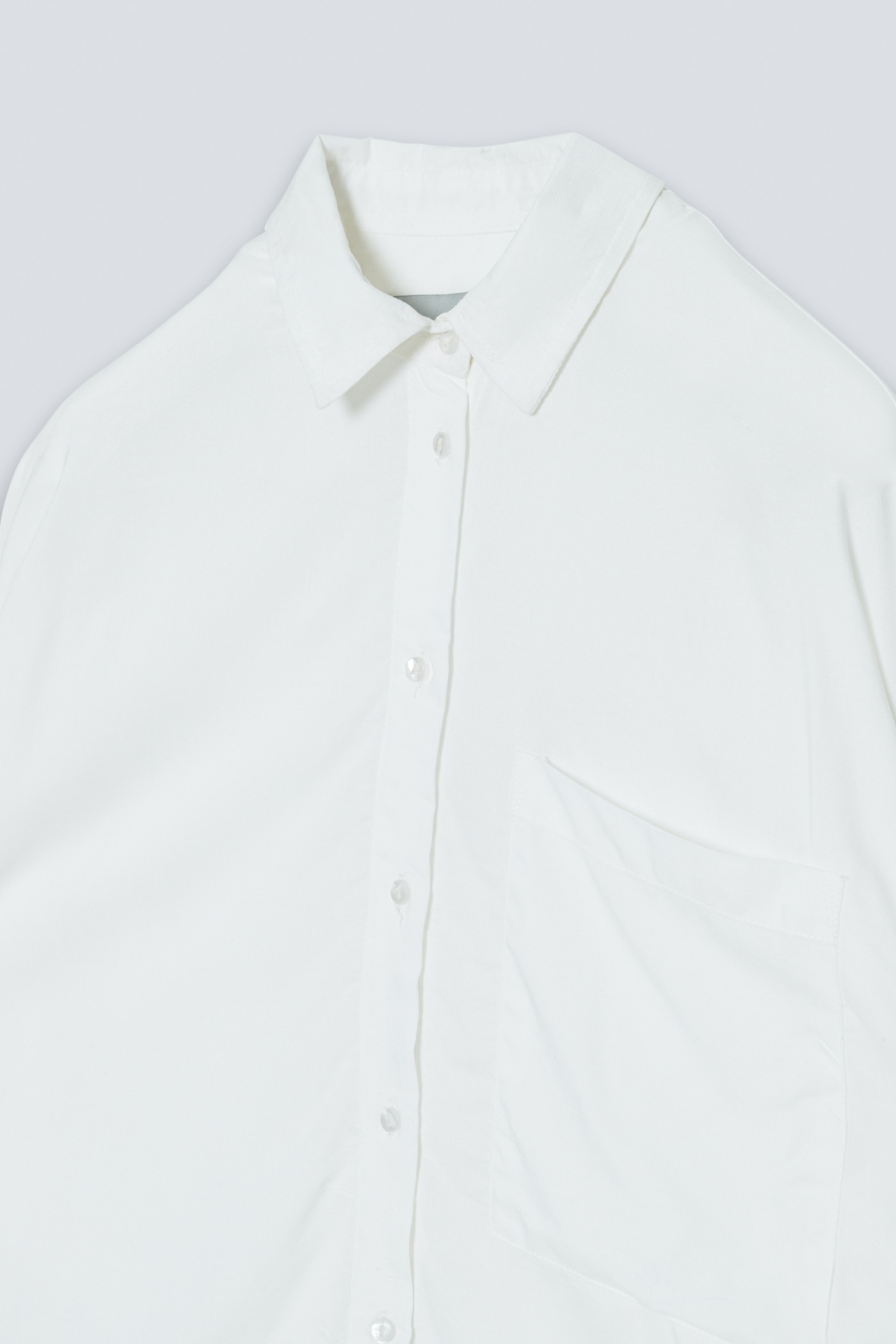 Biała koszula oversize z długim rękawem