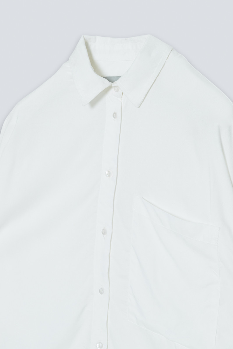 Biała koszula oversize z długim rękawem