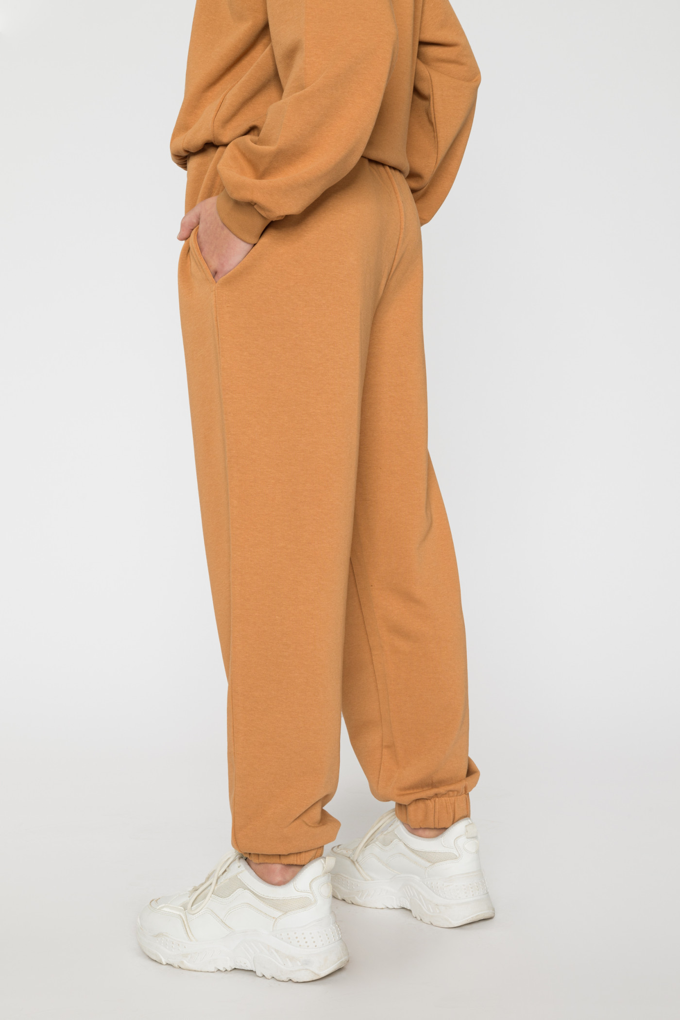 Brązowe spodnie dresowe ze ściągaczami