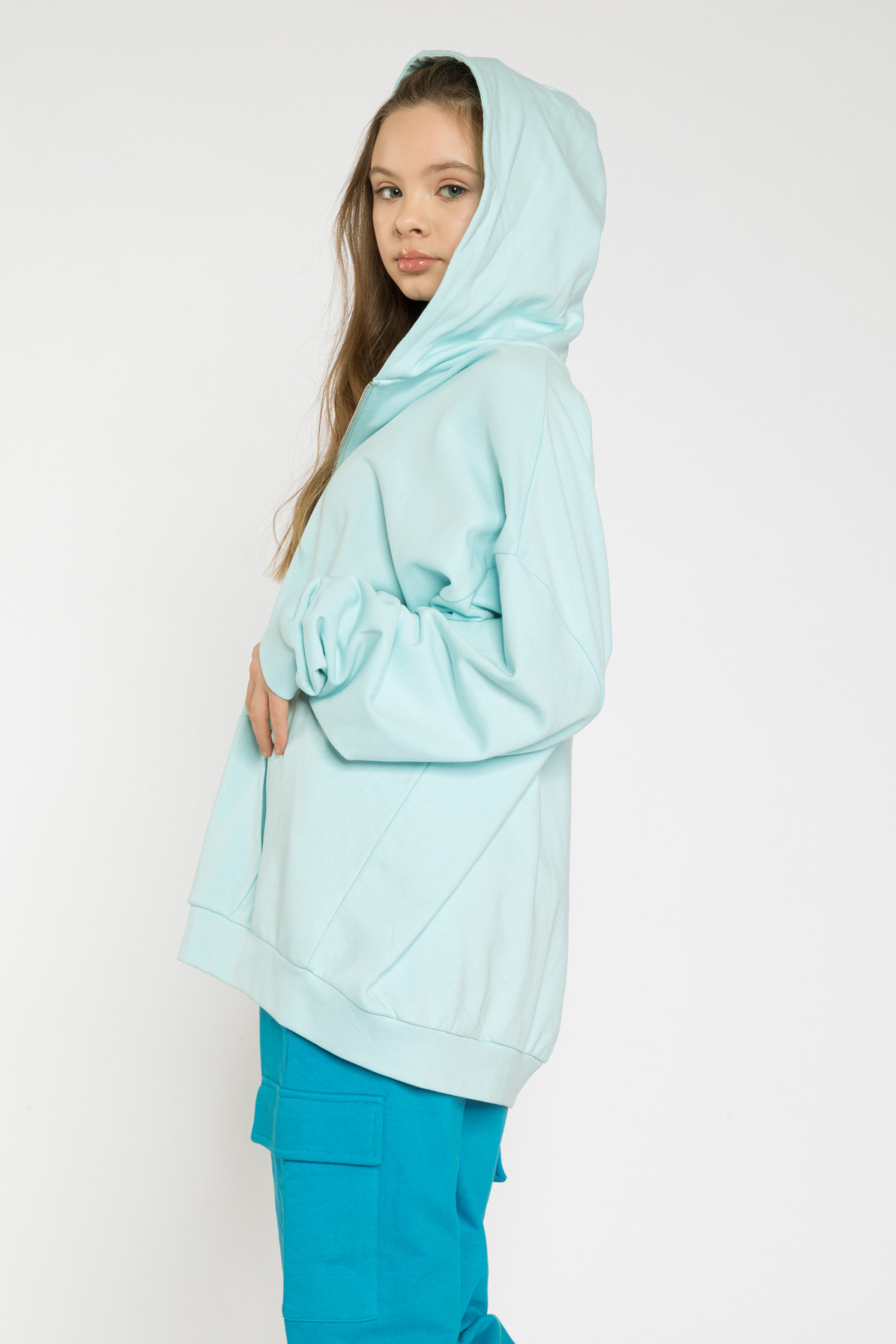 Błękitna rozpinana bluza z kapturem