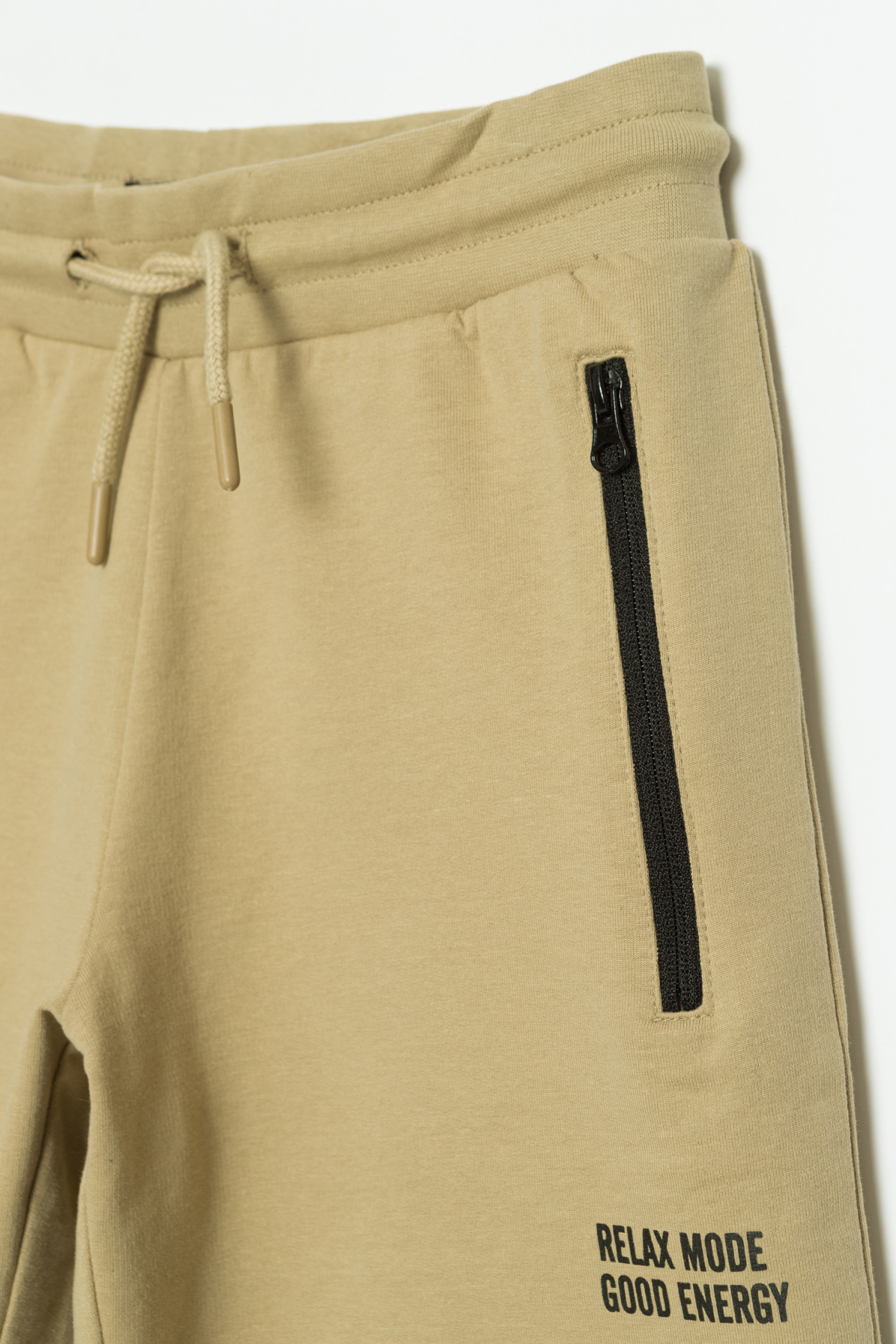 Beżowe krótkie dresowe spodenki