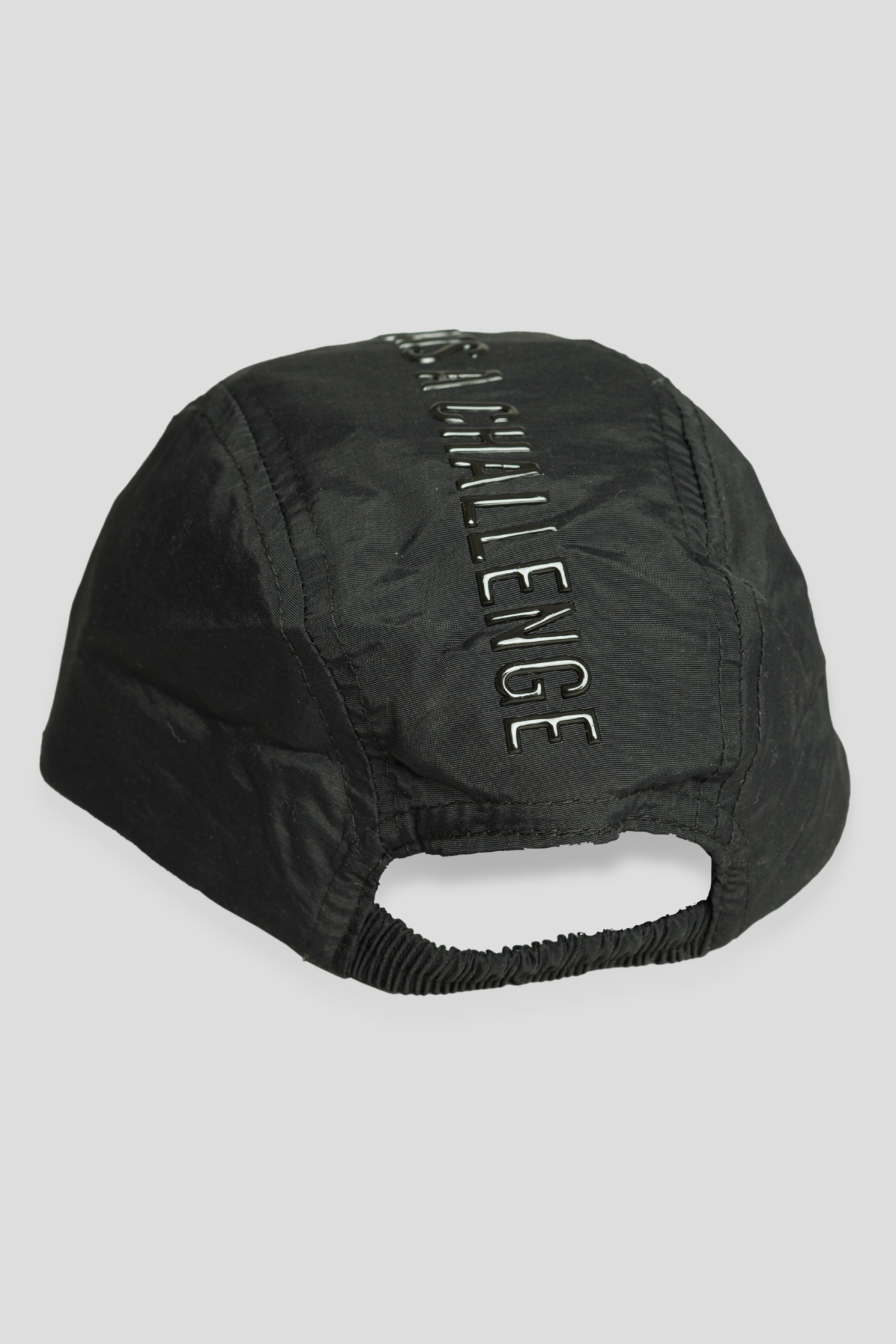 Czarna czapka z daszkiem z przeszyciami