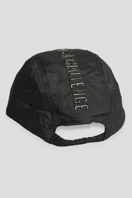 Czarna czapka z daszkiem z przeszyciami