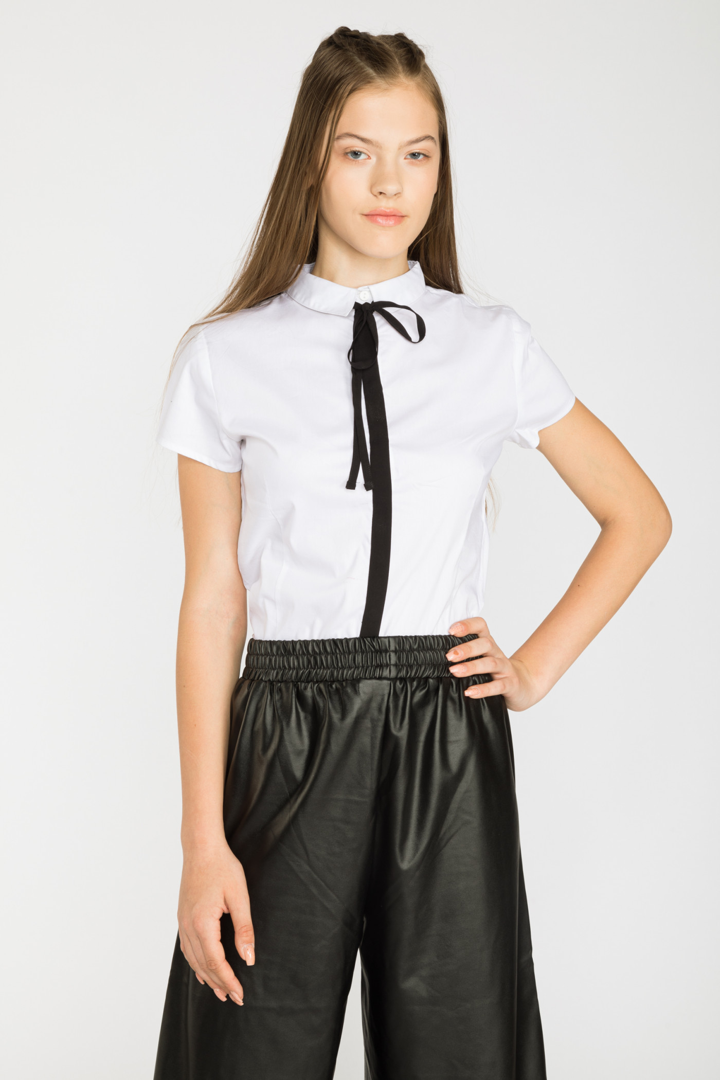 Biała koszula z krótkim rękawem i czarną taśmą