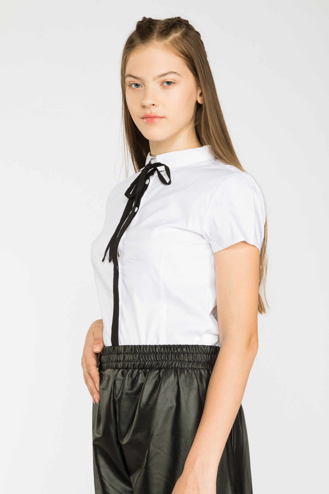 Biała koszula z krótkim rękawem i czarną taśmą