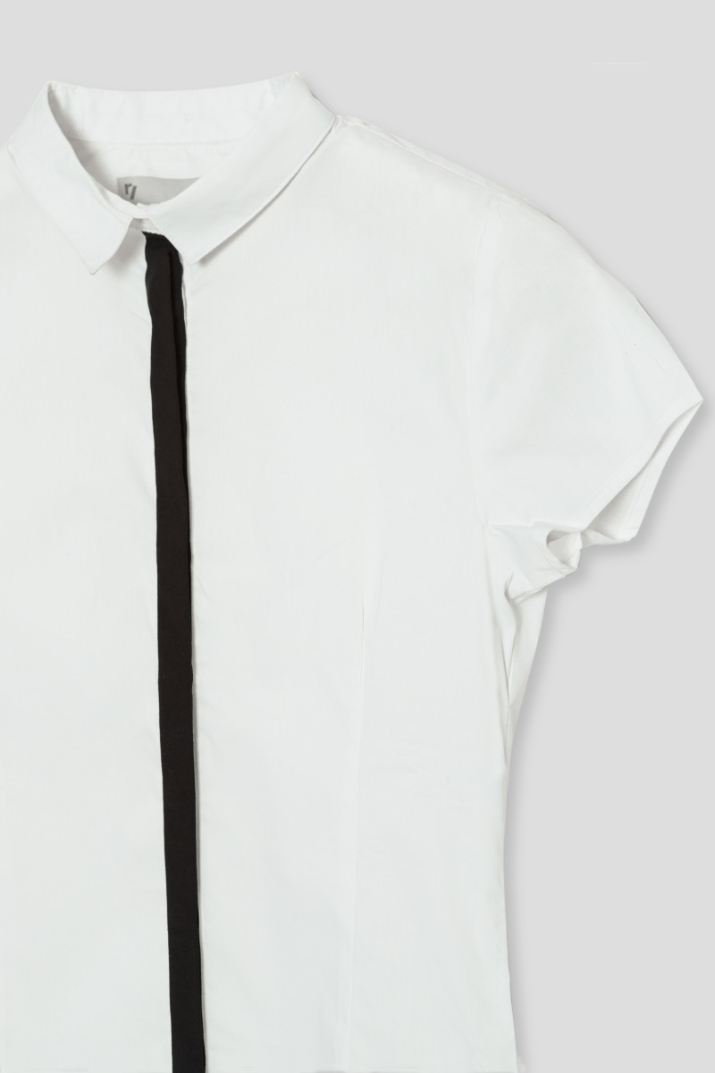 Biała koszula z krótkim rękawem i czarną taśmą