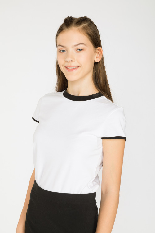 Biała bluzka z kontrastowym wykończeniem