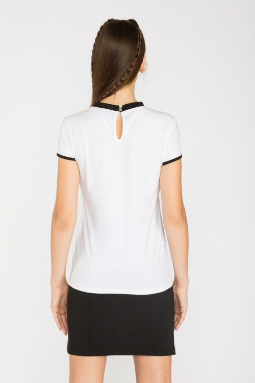 Biała bluzka z kontrastowym wykończeniem