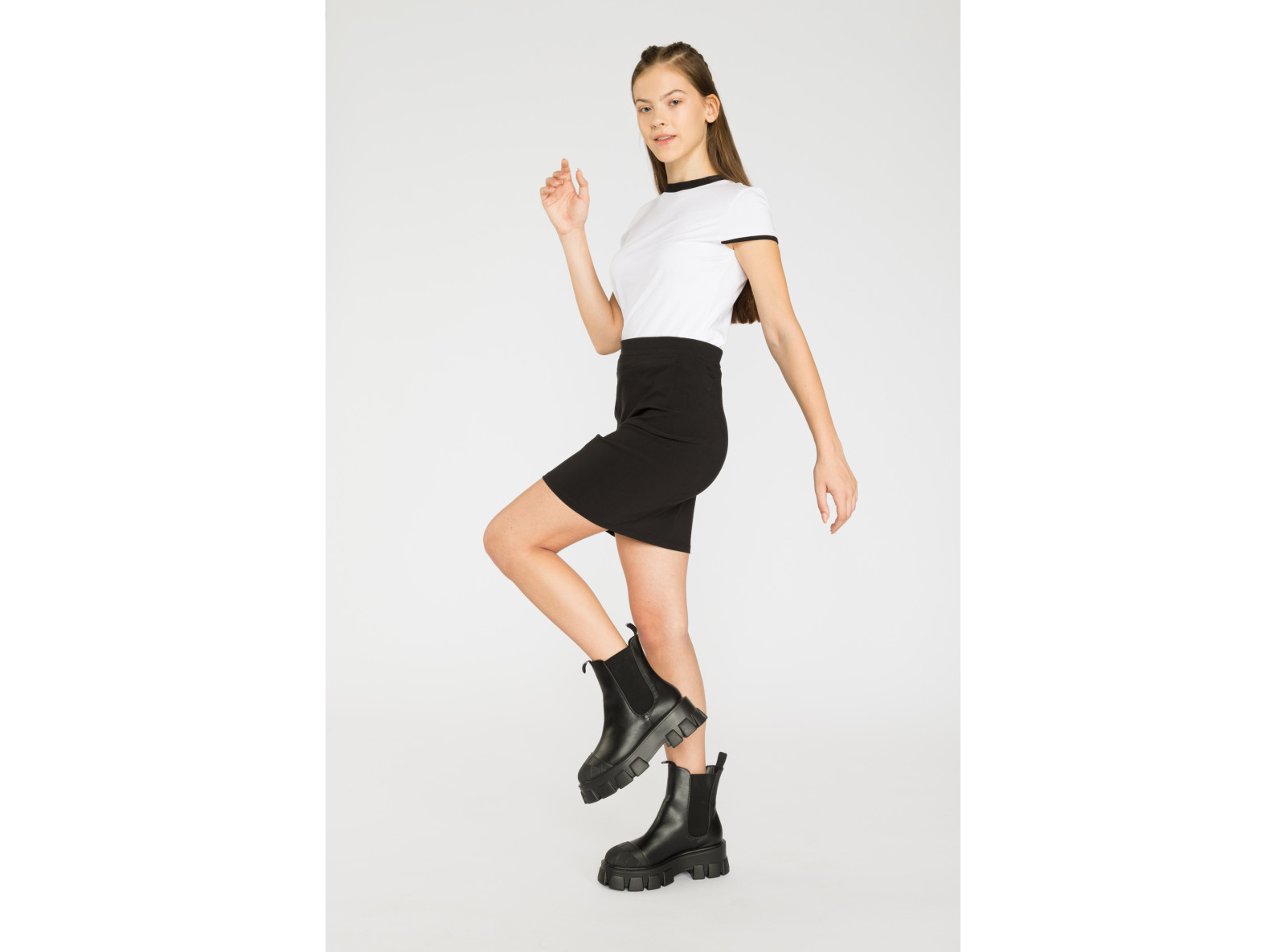 Biała bluzka z kontrastowym wykończeniem