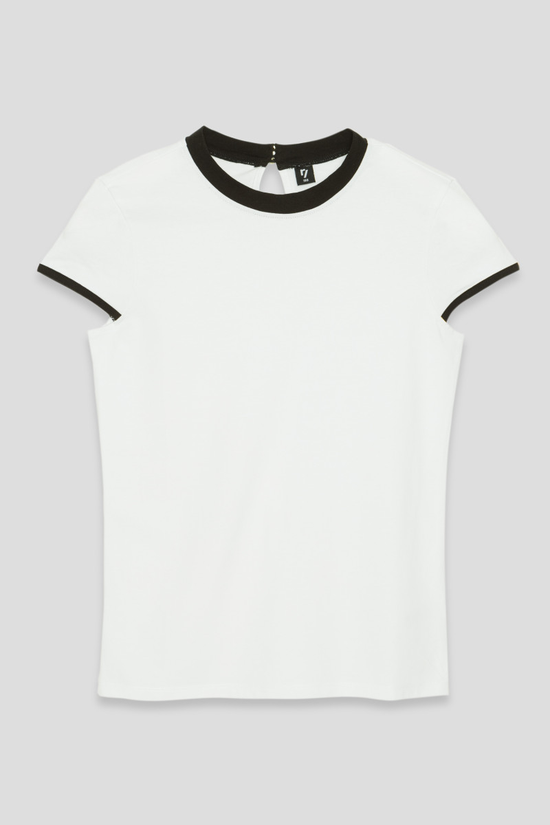 Biała bluzka z kontrastowym wykończeniem