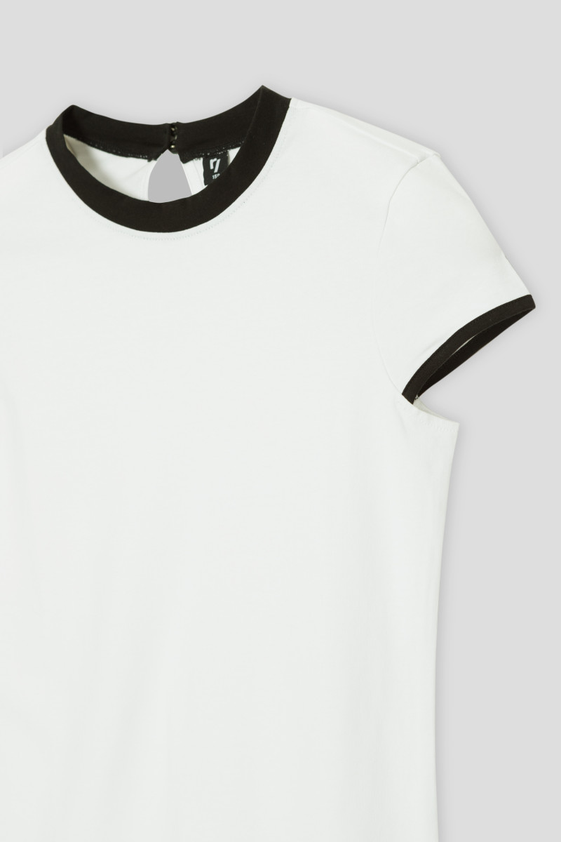Biała bluzka z kontrastowym wykończeniem