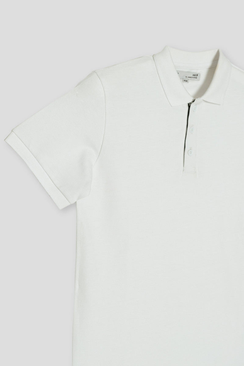 Biała koszulka polo z kontrastowym zapięciem