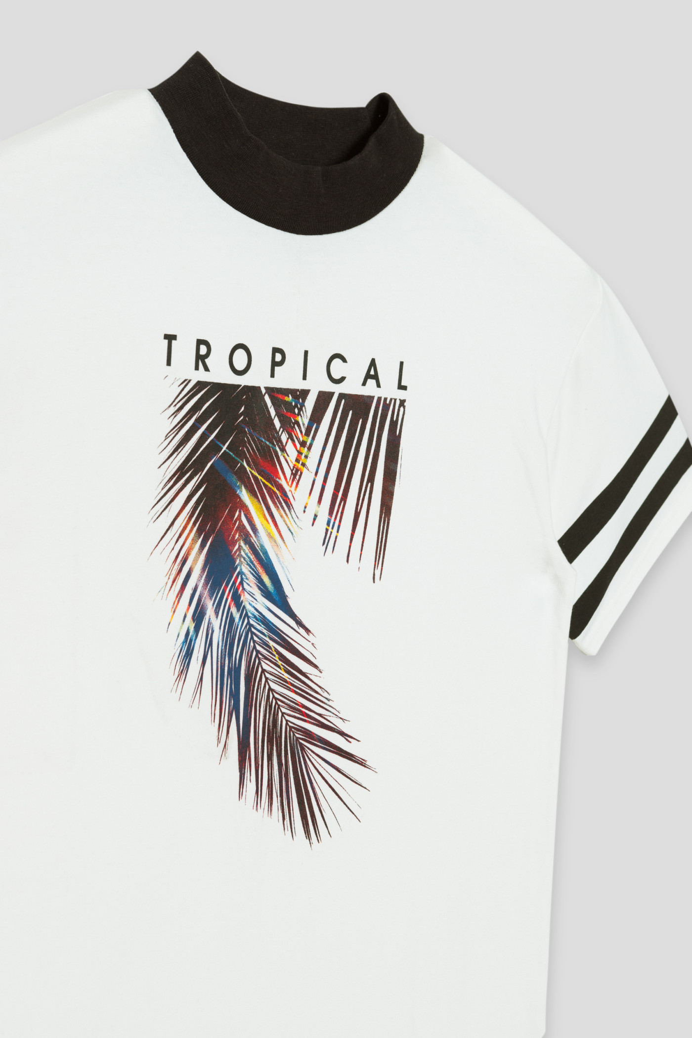 Biała t-shirtowa sukienka TROPICAL