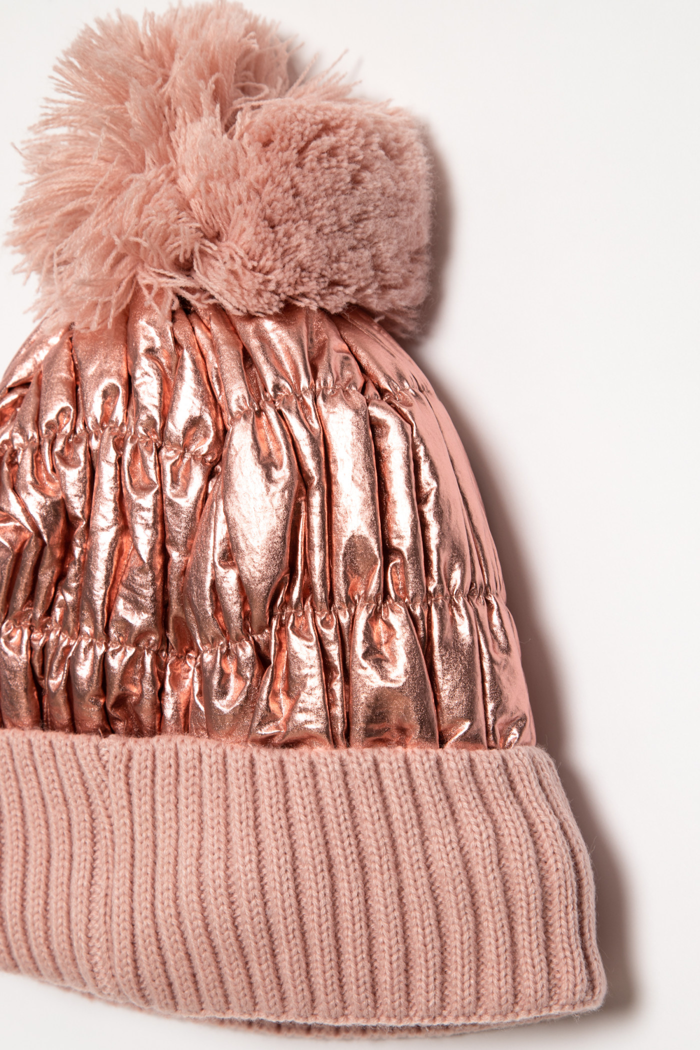 Różowa połyskująca czapka dla dziewczyny z dużym pomponem
