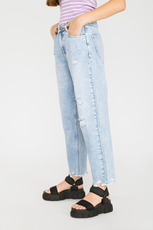 Jasnoniebieskie jeansy z przetarciami