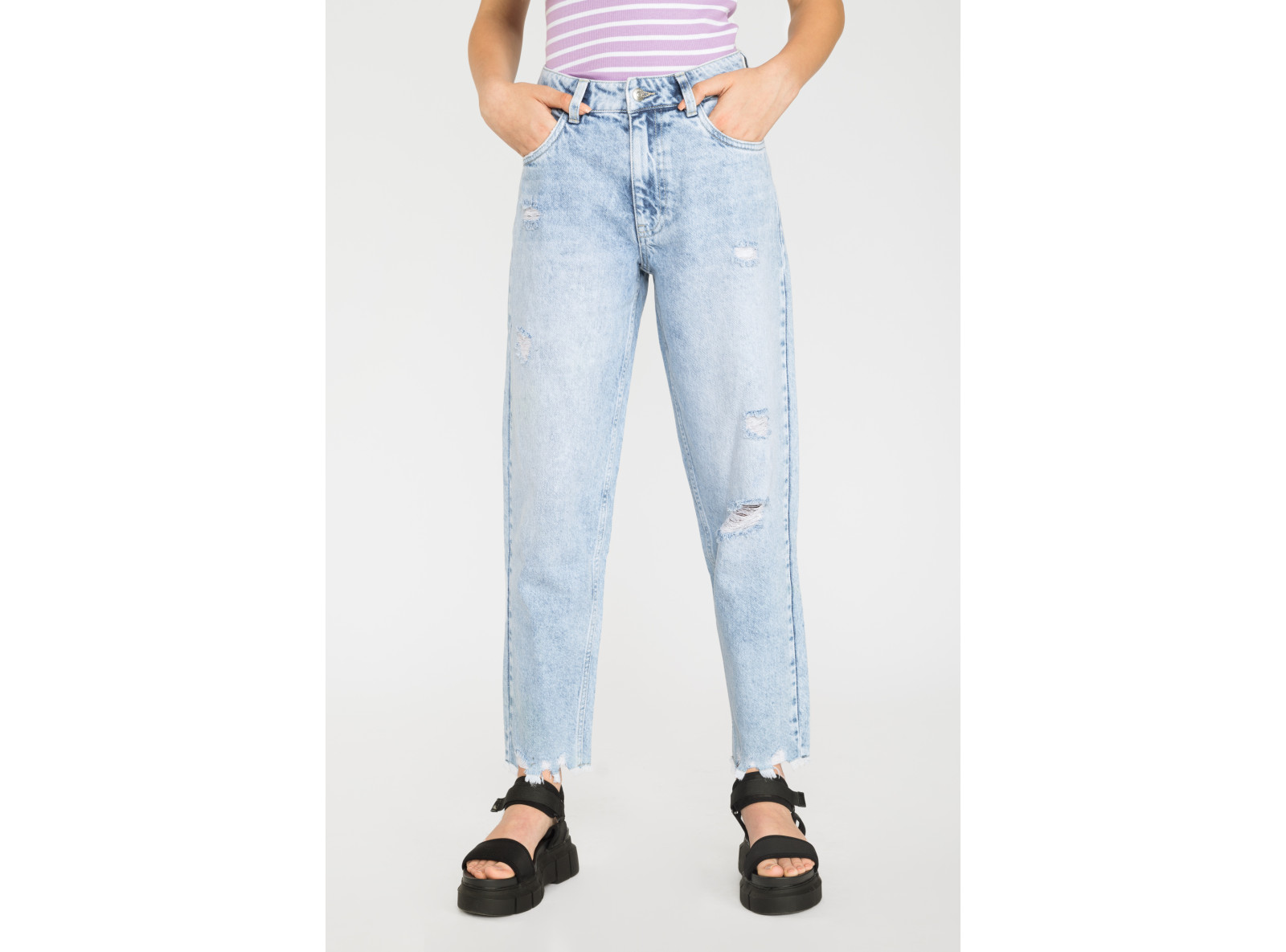 Jasnoniebieskie jeansy z przetarciami