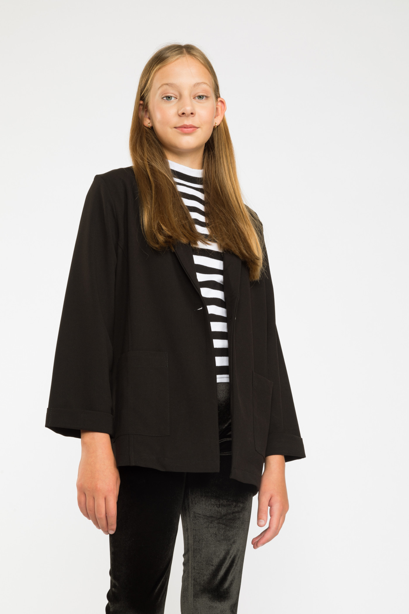 Czarna marynarka z kieszeniami