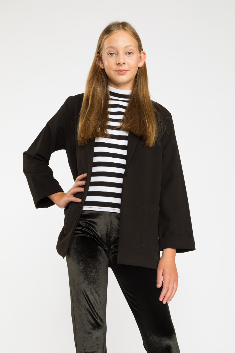 Czarna marynarka z kieszeniami